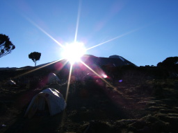 キリマンジャロ山から上がってくる太陽